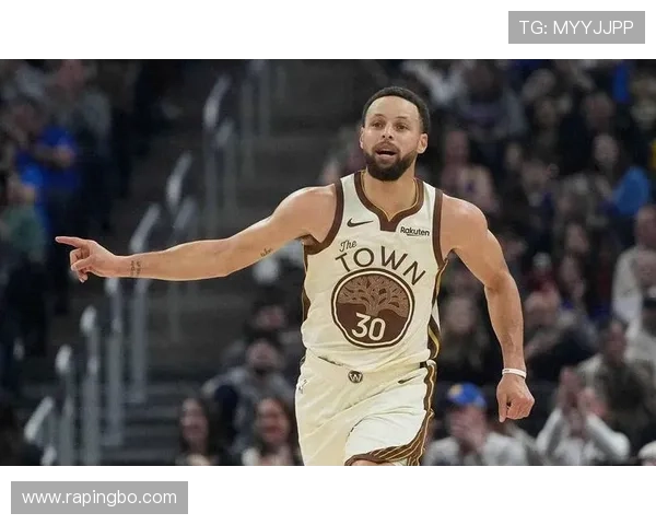 库里无球跑动拉开空间，改变对手防守布局