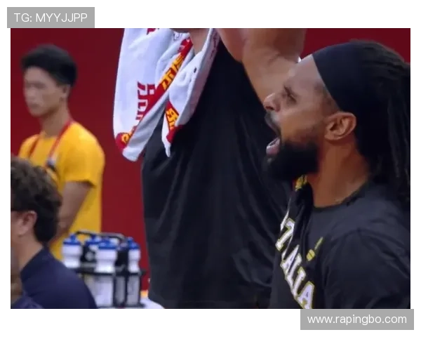 米尔斯通过挡拆创造空间，提升球队关键时刻三分命中率